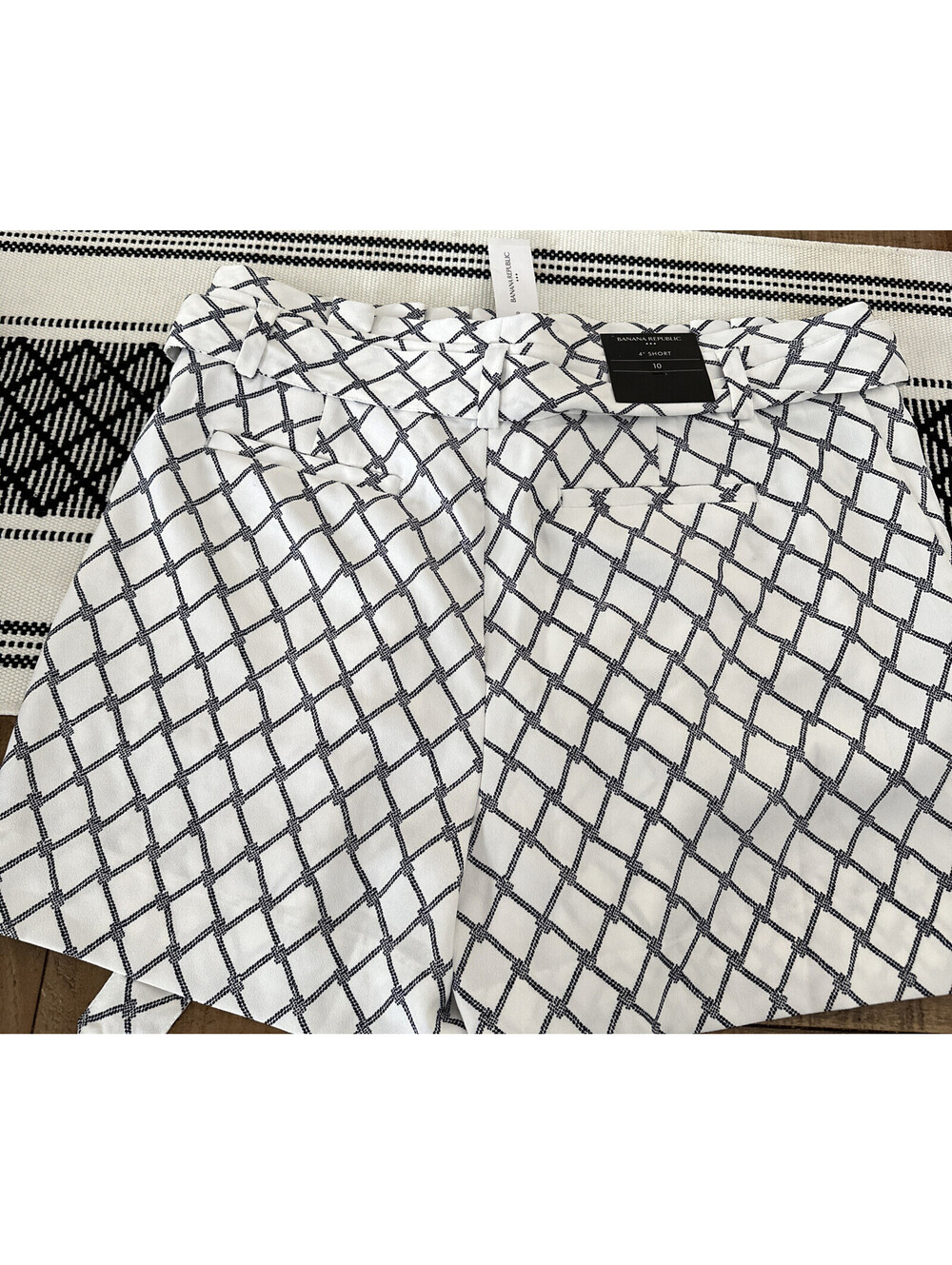 New, Banana Republic high waisted paperbag waist shorts women's size 10 - Picture 4 of 5